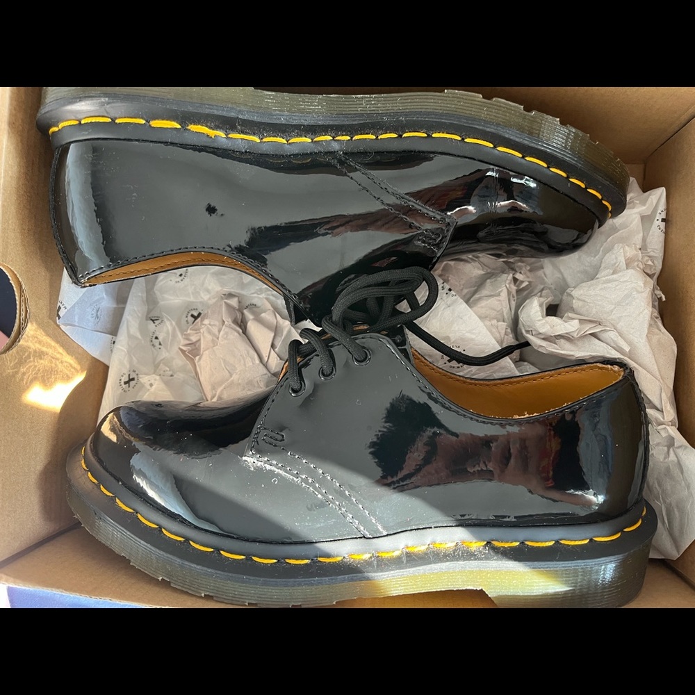 Dr. Martens DOC MARTENS black patent leather Oxford Loafers size 6